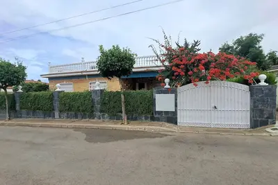 Image de A 10 Minutos de Sevilla. Chalet Independiente, con Piscina y muy Tranquilo