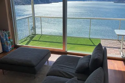 Image de Romantic penthouse with panoramic lake view