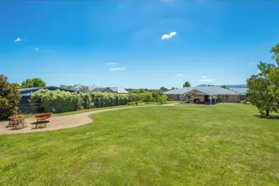 Image de Modern family home nestled in the quiet town of Gisborne.