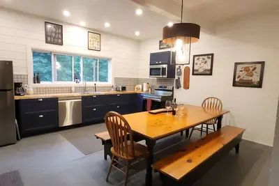 Image de Charming 3-bedroom cottage on beautiful Lake Cecebe, swimming, boating, fishing