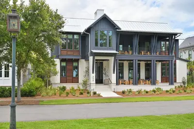 Image de Montage 5br, Pool & Carriage House, Riverview Moreland Village Home 5546