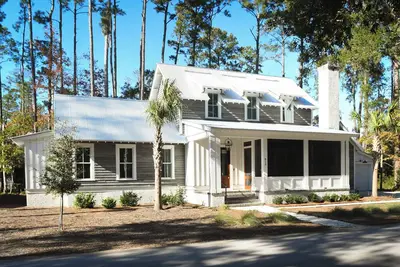 Image de Montage 3br, ample outdoor space & firepit, Deluxe Moreland Village Home 5533