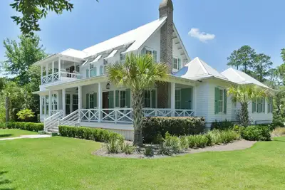 Image de Montage 5br, Pool and Carriage House, Lagoon Moreland Village Home 5600