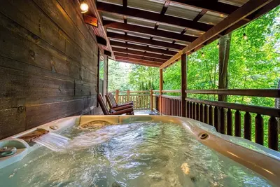 Image de Treetop Hideaway! Cozy Little Cabin w/ Hot Tub and Indoor Fireplace! !