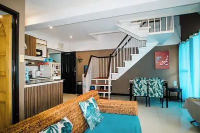 Image de A 2-bedroom condo w/ 2 king-sized bed and spacious living room near to Airport.