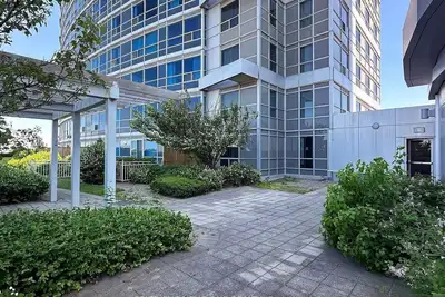 Image de Central 1br + Den - 15 Mins to Downtown!