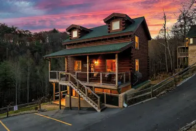 Image de Stunning 4bd Cabin! Fire Pit, Game Room + Theater!