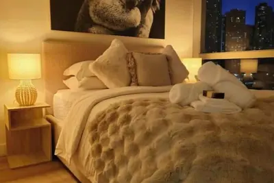 Image de Deluxe 2br apt | Excellent location city views, balcony and heated indoor pool