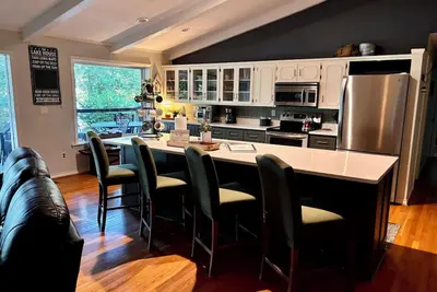 Image de Spacious 5-bedroom Lakefront house in welcoming Edgemont with Ac, WiFi