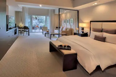 Image de Studio - King Bed, Sleeper Sofa, Living & Kitchen