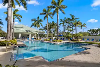 Image de 3 Bedroom/4 Bath Townhouse, Pool, Parking, & More!