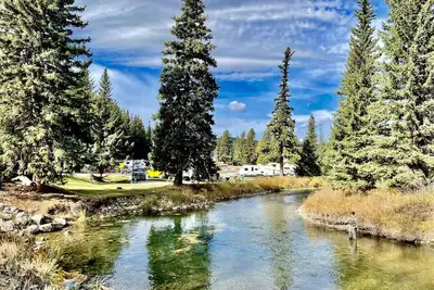 Image de Quaint Riverside Cabin #2