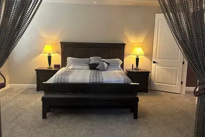 Image de Luxury 2-bedroom home/ pool table/ Steam room/ indoor jacuzzi & hot tub. Views!