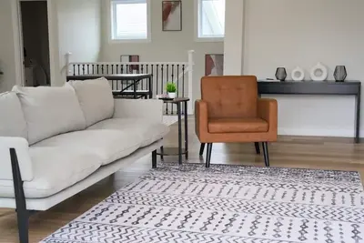 Image de Modern Home with 2 Living Rooms Close To Downtown