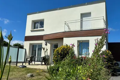 Image de Maison entourée d’un jardin fleuri près de la plage du Goulien, petite vue mer