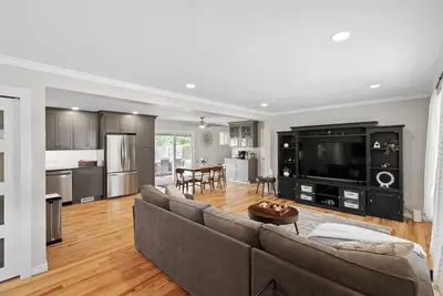 Image de Updated 3 bed 2 bath home with private yard in St Clair-close to everything!