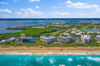 Image de Beautiful top floor condo with stunning lake & river views on Hutchison Island