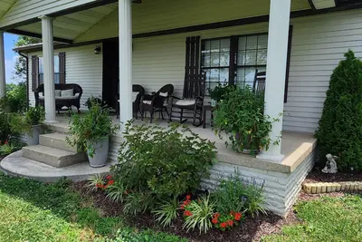 Image de Welcome to our charming farmhouse retreat nestled in the Kentucky countryside.