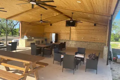 Image de New Spacious 5 separate hotel suites in charming Uvalde with WiFi, Ac.