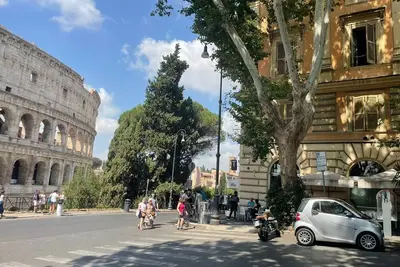 Image de Luxurious 3-room residence in unique building in front of Colosseum.