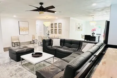 Nicely decorated 5 Br home -2 king beds- walk to At&T Sta, Globe Life, and more…