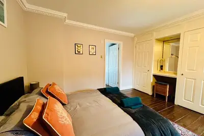 Image de Maison-Vue sur la cour-Salle de bain privée séparée