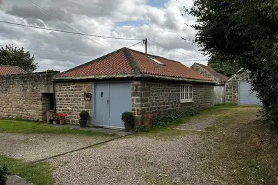 Image de Converted Blacksmith-Cottage-Vue sur Jardin-Moderne-Salle de bain privée séparée