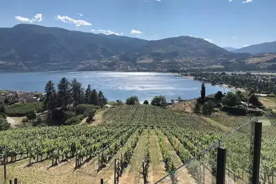 Cozy 1-bedroom apartment with WiFi, Ac in pleasant Penticton