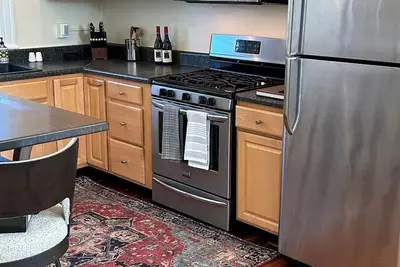 Image de Spectacular, two-bedroom apartment near downtown Rva.