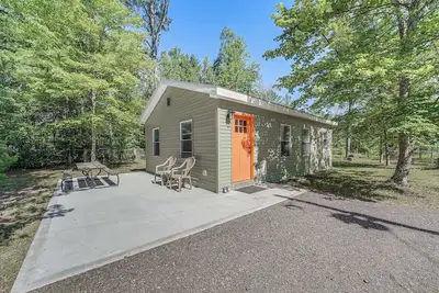 Image de Fire Pit & Patio: Pet-Friendly Cabin in Idlewild!