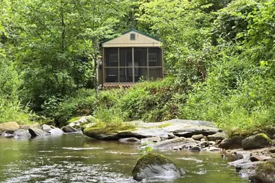 Image de Cozy Warm Creekside Escape w/ WiFi & Hot Shower
