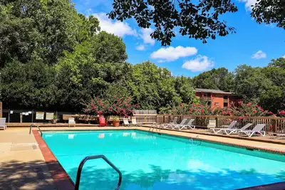 Image de Tailgate Terrace! 2br, 1 Ba Condo-walking distance to downtown Athens & Stadium