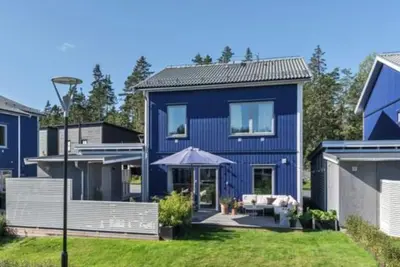 Image de Nybyggt radhus med tomt, veranda och carport. Nära Sthlm city, sjöar och skog.