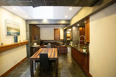 Image de Spacious 1st Floor Apt in Dtown Location + 2br/2ba