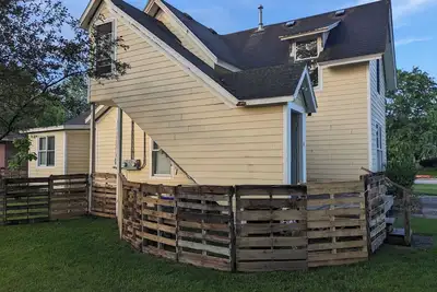 Image de Cozy 2-bedroom apartment with WiFi, Ac in welcoming Spring Green