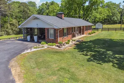 Image de Escape to Rj Acres to unwind and relax on 3 acres of privacy.