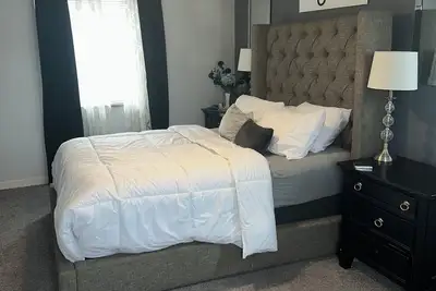Cozy 30+ Day Stay with FirePlace and Backyard