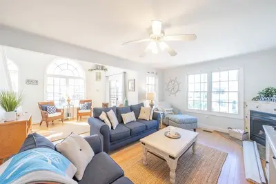 Image de Gorgeous Home 2 Blocks to the Beach!