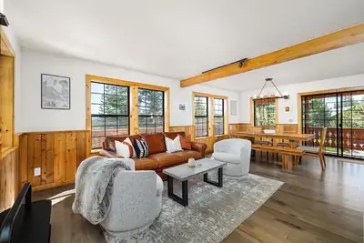 Image de The Viking Haus - Stylish Cabin, Redecorated with Stunning Views, and Close to Hiking Trails