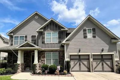 Image de Spacious 4-bedroom house in golf course neighborhood, sleeps 8+