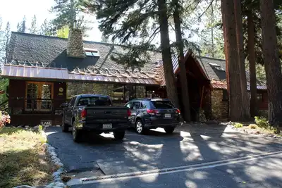 Image de Spacious 8-bedroom, 6. 5 bath mountain home in beautiful Tahoe Pines.