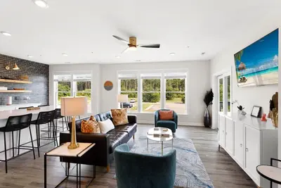 Image de 2br Coastal Retreat with Pool Access & Dogs