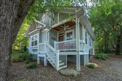 Image de Hummingbird Cottage | Fire Pit | Close to Town