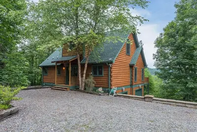 Image de Larson Lookout | Log Cabin with Mountain Views & Hot Tub!