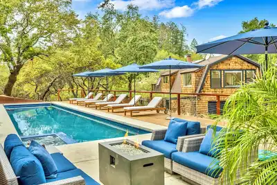 Image de Private Sanctuary with private pond, pool and hot tub!