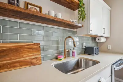 Image de Updated Historical Home Downtown - Sunroom & Yard! Perfect for Families & Groups