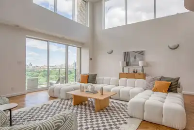 Image de Inviting Ues 2br w/ Gym & W/D, near Central Park, by Bluegorund