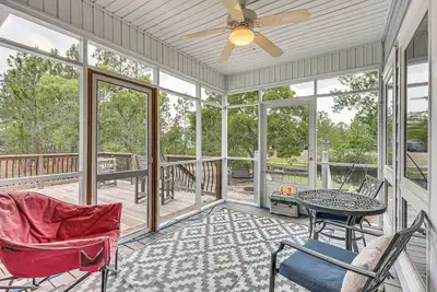 Image de Family-Friendly Harrells Home w/ Fire Pit + Kayaks