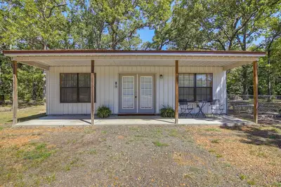 Image de 5 Mi to Sardis Lake: Pet-Friendly Cabin Rental