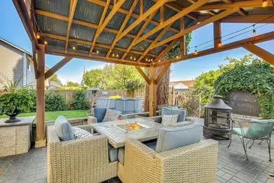 Image de 6 Mi to Autzen Stadium: Family Home w/ Hot Tub!